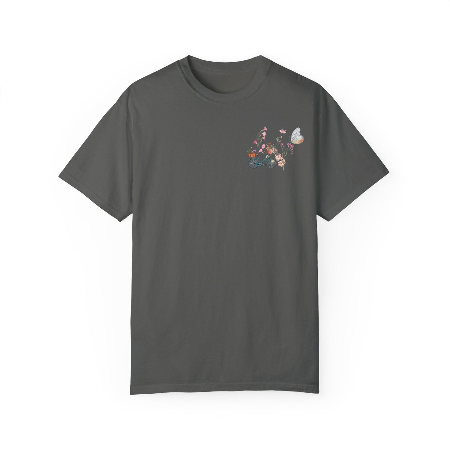 T-Shirt mit Wildblumen-Print auf der Rückseite und kleinem Design auf der Vorderseite.