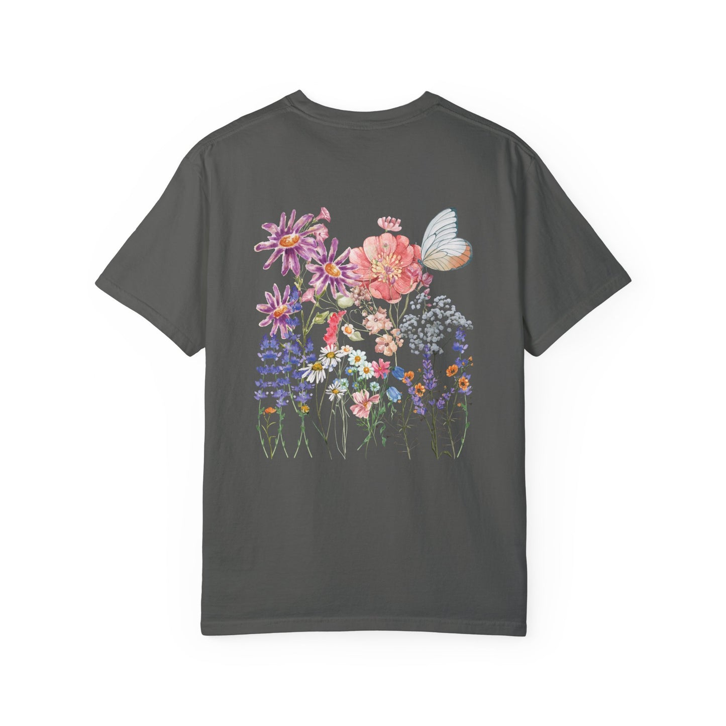 T-Shirt mit Wildblumen-Print auf der Rückseite und kleinem Design auf der Vorderseite.