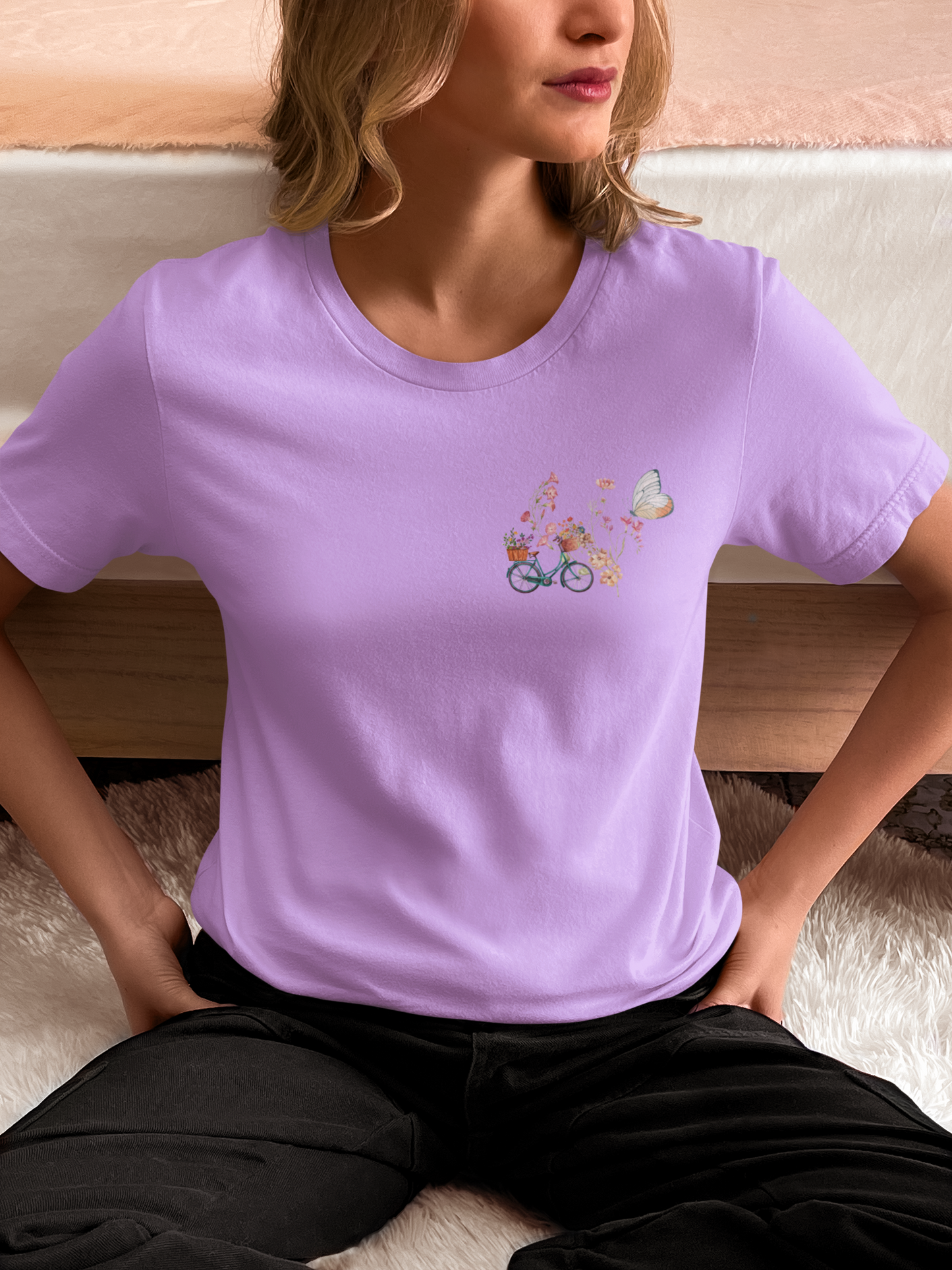Camiseta con estampado de flores salvajes en la espalda y pequeño diseño en la parte frontal.